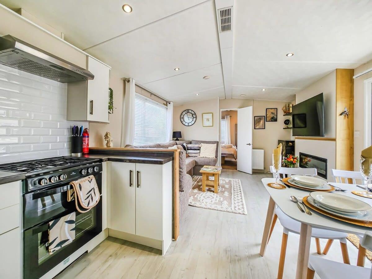 Escape To Paradise At Pevensey Bay Holiday Park 13 Woodland Walk Villa Exterior photo