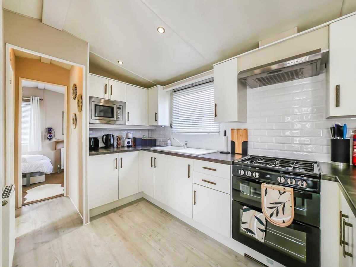 Escape To Paradise At Pevensey Bay Holiday Park 13 Woodland Walk Villa Exterior photo